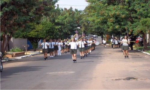 Jóvenes del Colegio Leonarda Sanchez de Páez se preparan intensamente para participar del desfile estudiantil